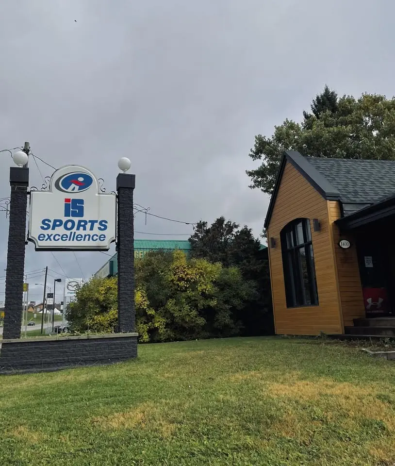 Façade et enseigne d’IS Sports Excellence sur le boulevard Albiny Paquette à Mont-Laurier